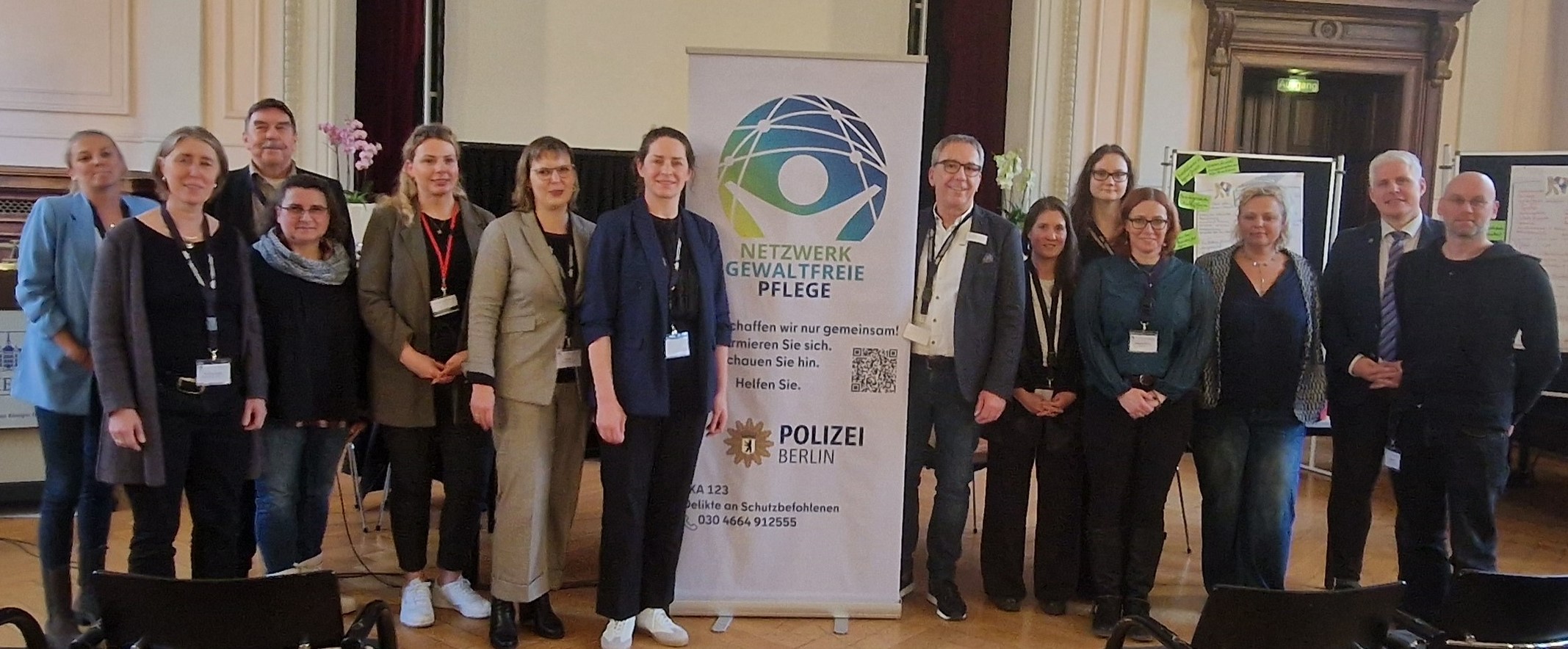 Gruppenfoto der Teilnehmer/-innen des Ersten Fachtags Gewaltfreie Pflege in Berlin.